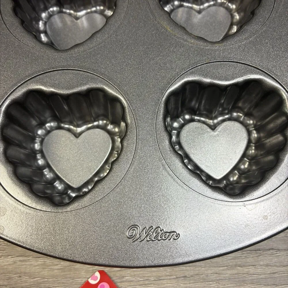 Valentine's Day Bakeware Set Wilton 6 Heart Tin 2 Silicone Molds Cookie Cutters